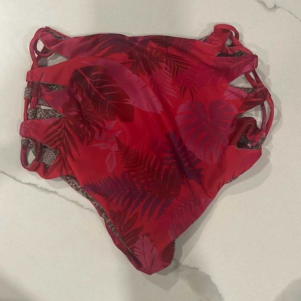 Acacia Queens Bottom in Psychedelic Leaf